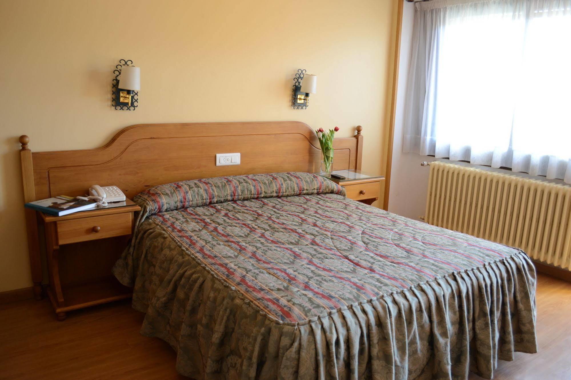 Hotel Mi Casa Sabiñánigo Екстериор снимка